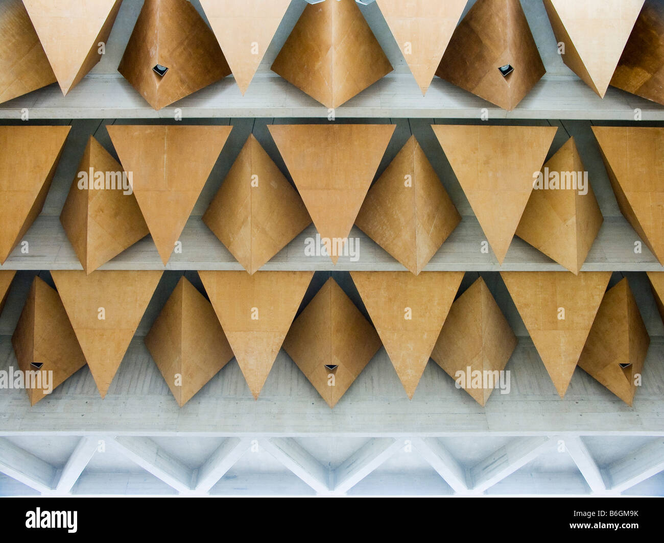 Solide Akustikbaffeln in eine moderne Kirche Stockfoto