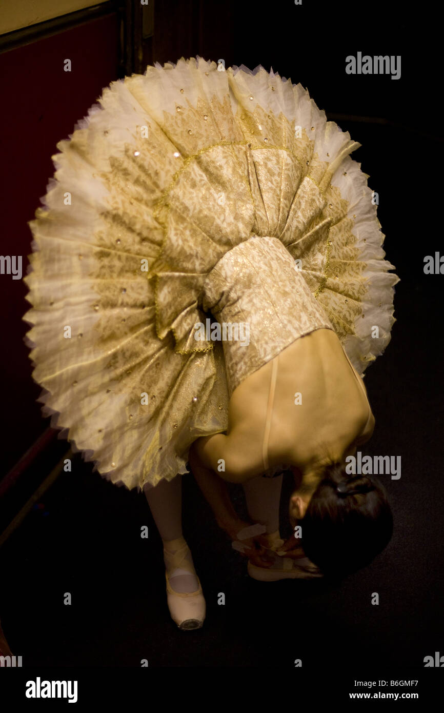 Eine Ballerina aus dem English National Ballet Unternehmen hinter der Bühne der Dornröschen-Produktion Stockfoto