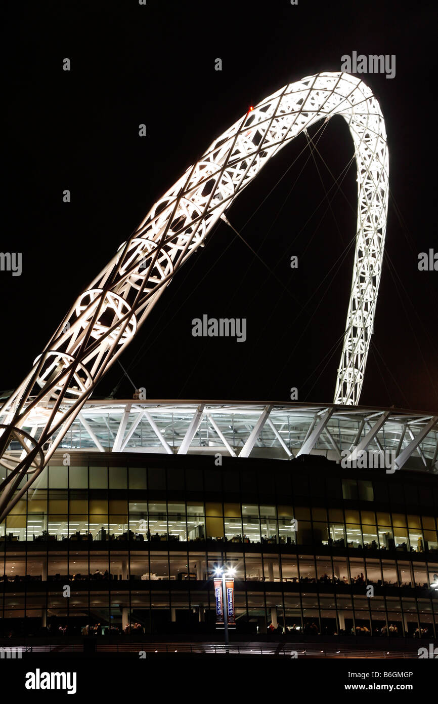 Ansicht des neuen Wembley-Stadion beleuchtet nachts Stockfoto