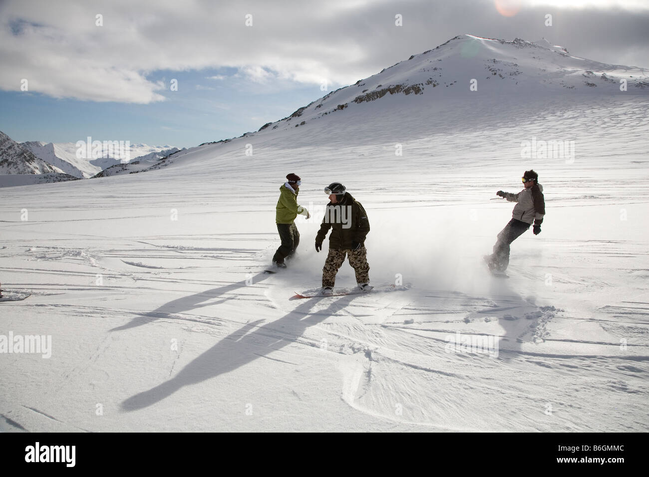 Drei Snowboarder Spaß auf der Flucht nach unten am Stubaier Gletscher in der Nähe von Innsbruck Österreich Stubaier gletscher Stockfoto