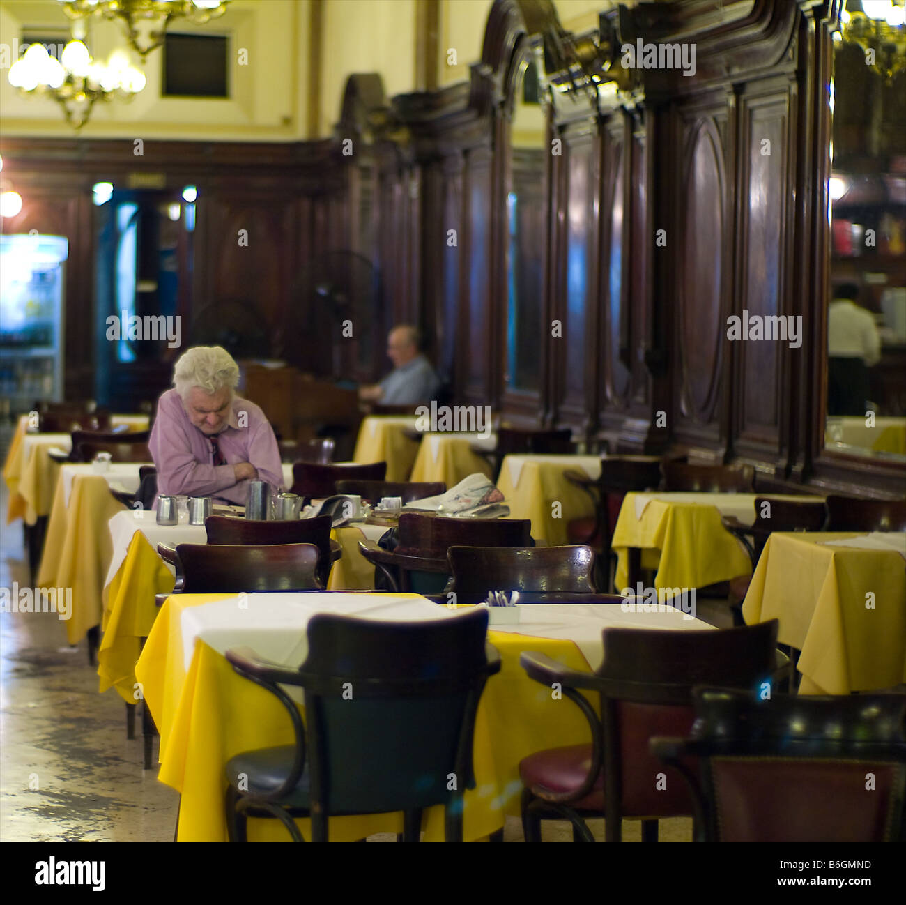 Mann in einem Cafe - Buenos Aires, Argentinien Stockfoto