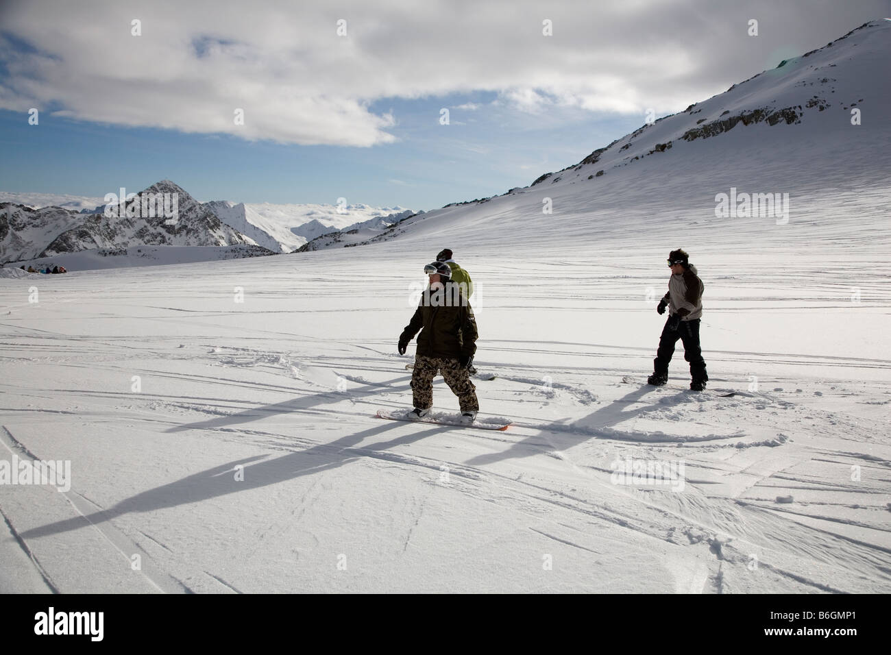 Drei Snowboarder Spaß auf der Flucht nach unten am Stubaier Gletscher in der Nähe von Innsbruck Österreich Stockfoto