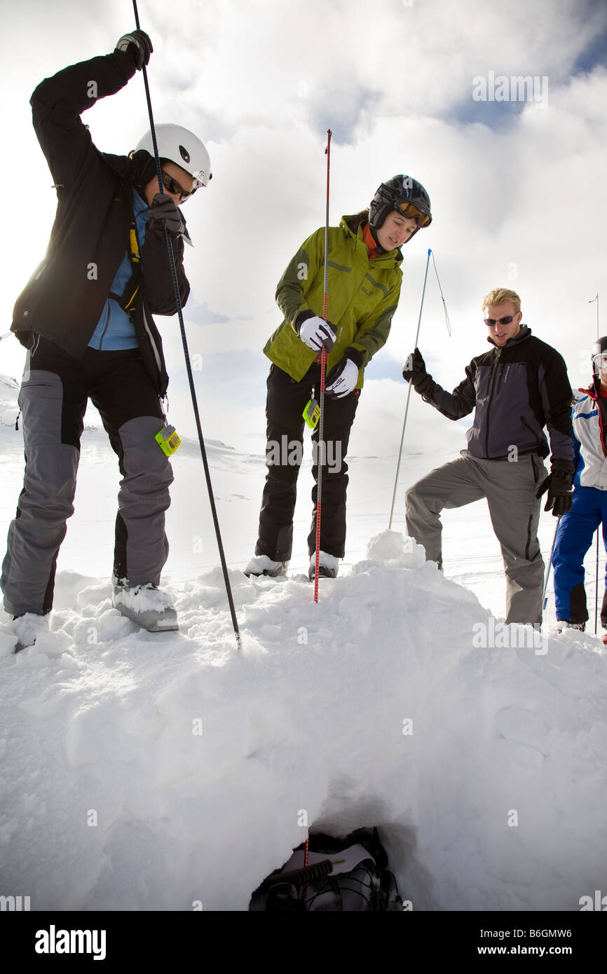 Skifahrer, die Ausbildung eine Person durch Schnee auf einem Lawinenkurs überleben begraben zu finden Stockfoto