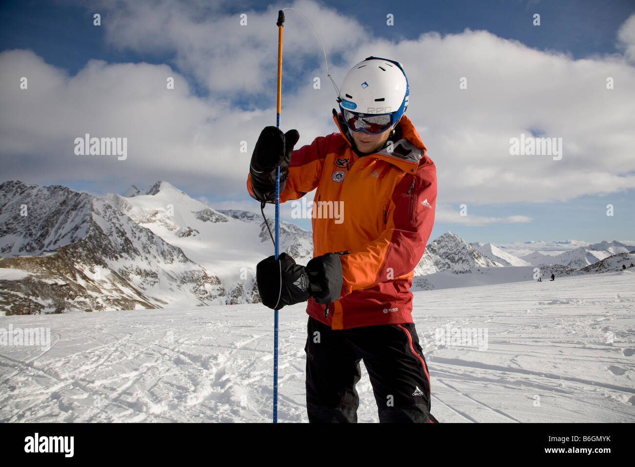 Ein Trainer verwenden ein Pole zum Verschütteten suchen, nachdem sie mit einem Sender in einer Lawine Rettung Trainingswochenende zu finden Stockfoto