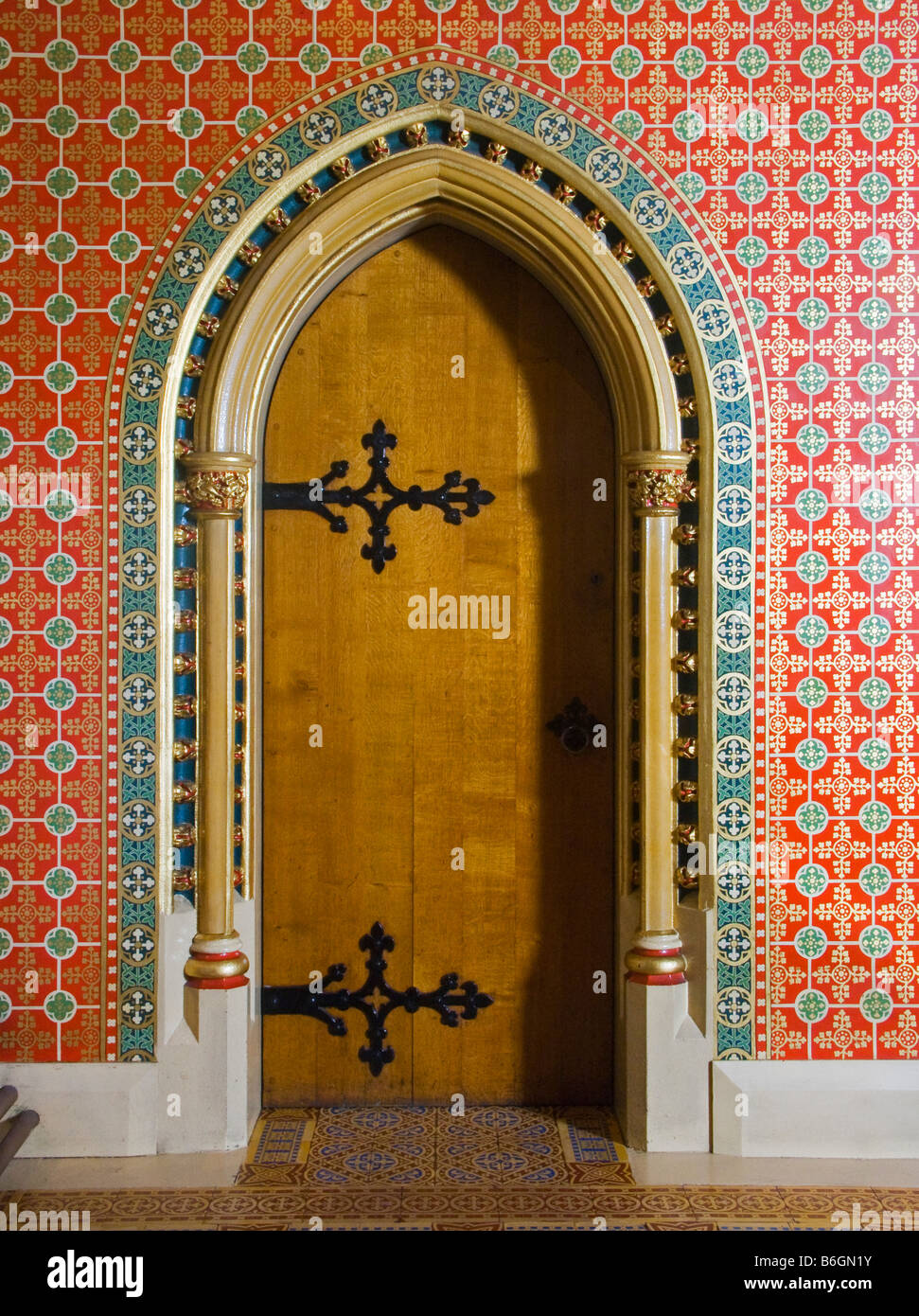 St Giles Kirche, Cheadle, Staffordshire, UK. Ein Detail von Pugins reich dekorierten Innenraum Stockfoto