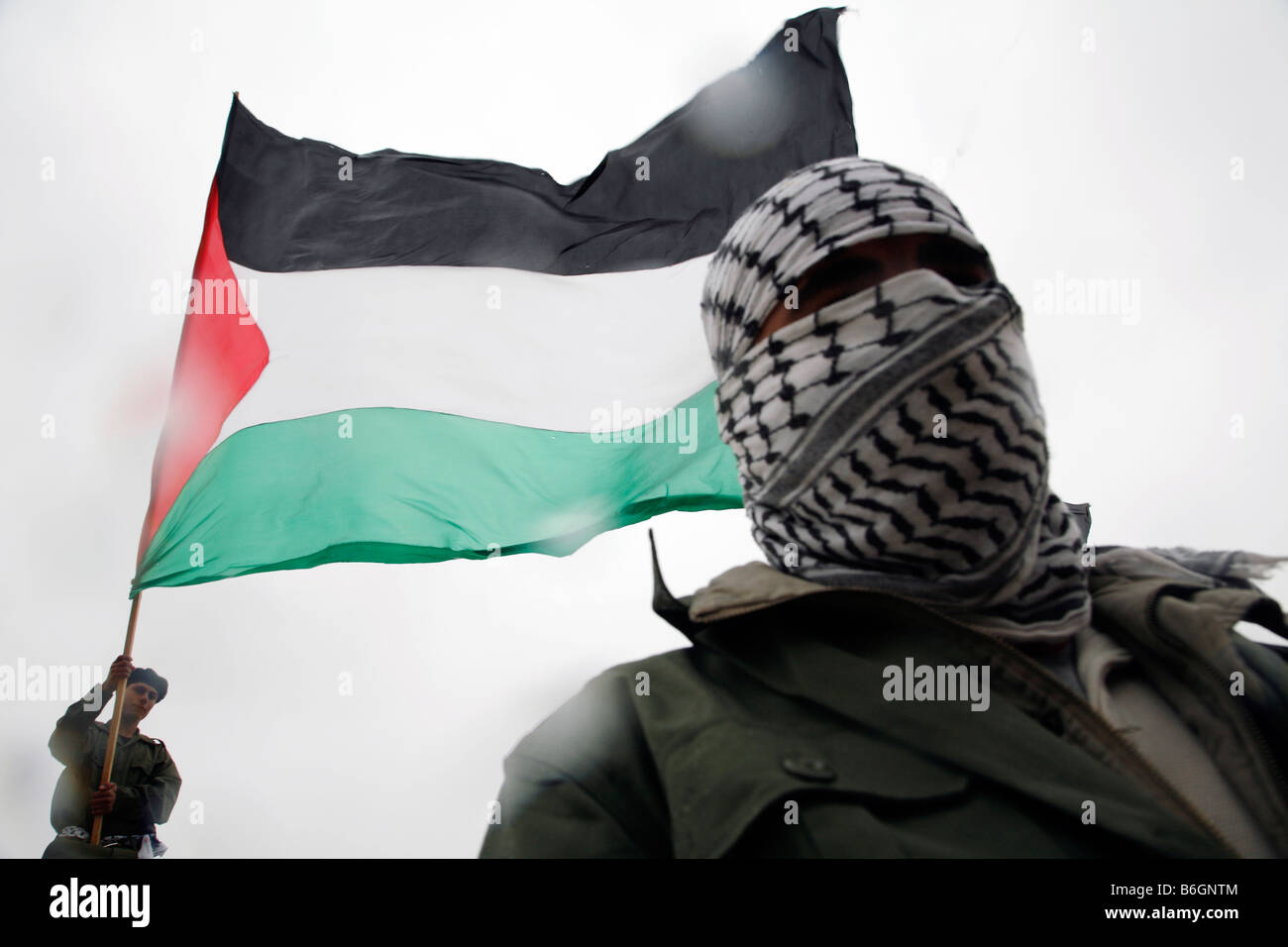 Palästinensische Demonstranten, die palästinensische Flagge im Dorf von Bilin, in der Nähe von Ramallah im Westjordanland. Stockfoto