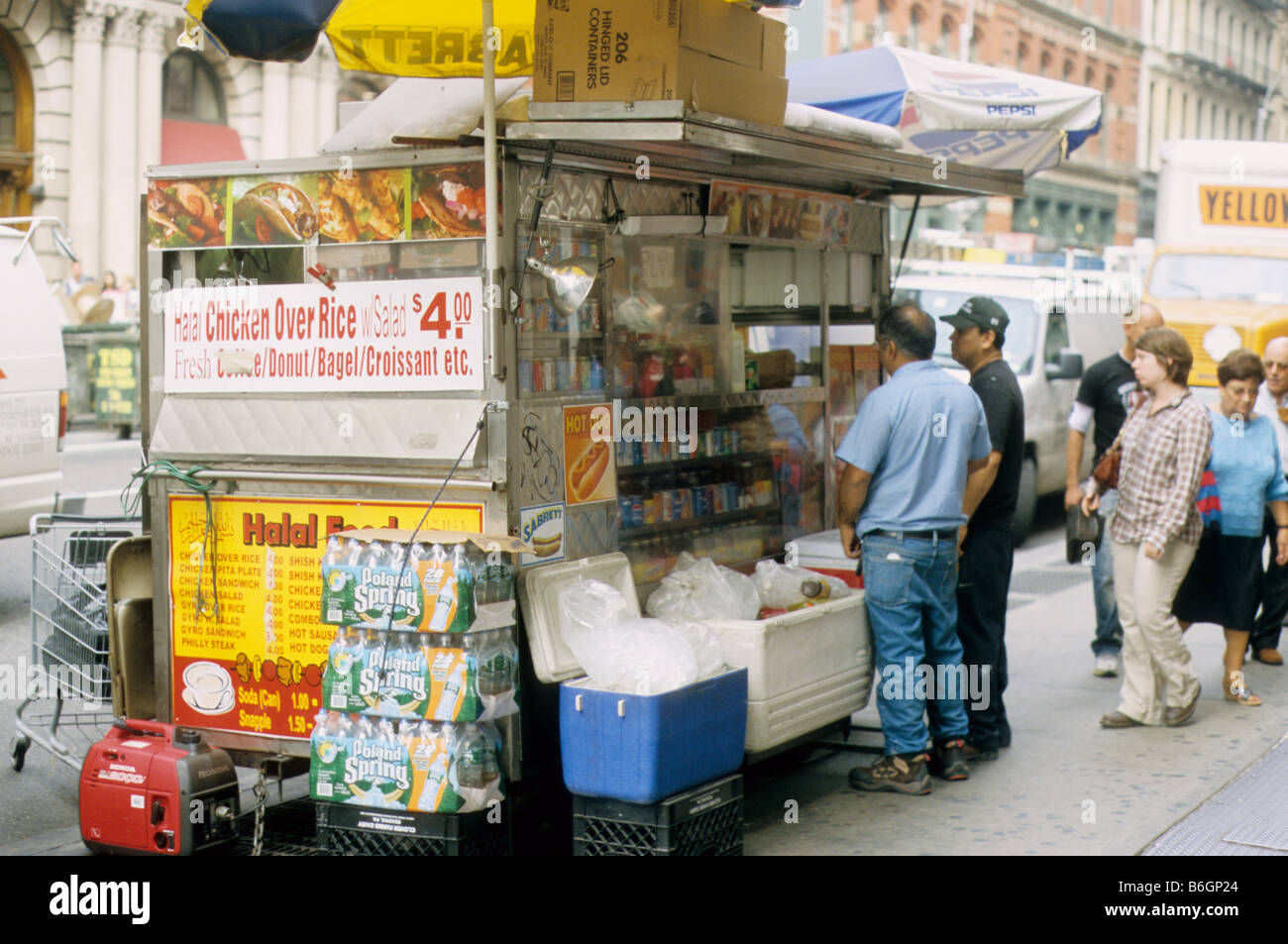New York, Halal Fast Food Anbieter am Broadway, nördlich von Prince Street. Stockfoto