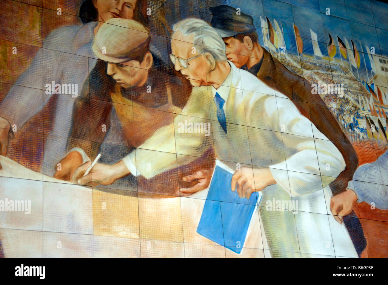 sowjetische sozialistische Ost Berlin Deutschland Arbeiter entwerfen Pläne Stockfoto