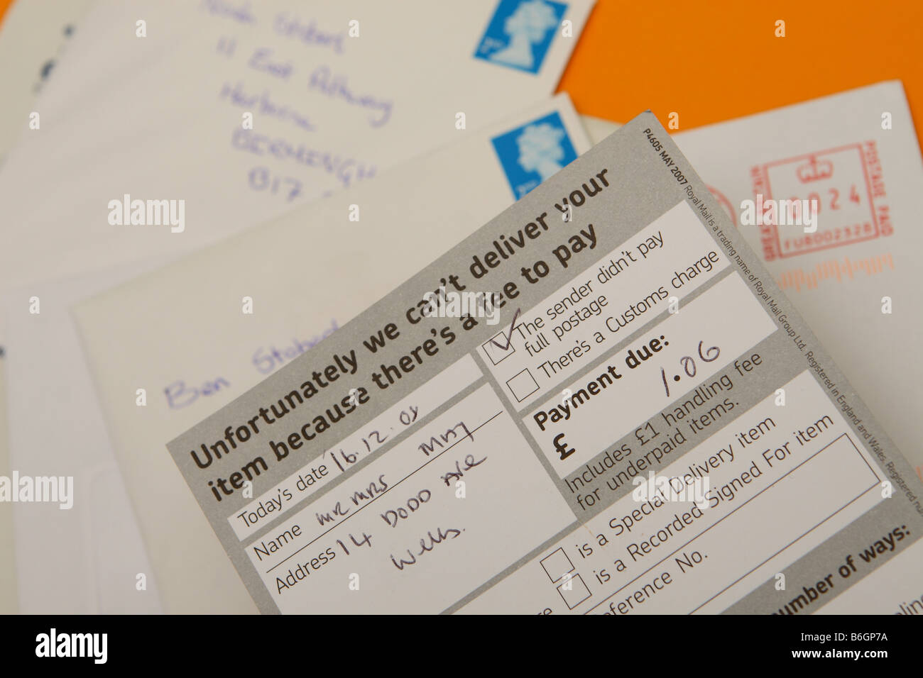 Royal Mail Porto Brief unbezahlte überschüssige Gebühr wegen Lieferung Karte bezahlen Stockfoto