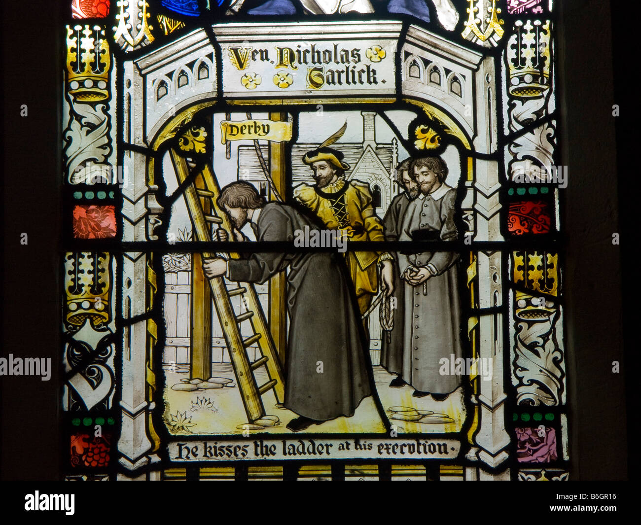 St. Mary's Church, Derby, Großbritannien. Glasfenster mit einem der Martyrs von Derbyshire, Nicholas Garlick, die Leiter 1588 auf das Gerüst küssten Stockfoto