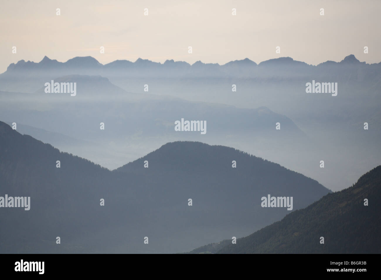 Am frühen Abend Blick auf die Alpen Stockfoto