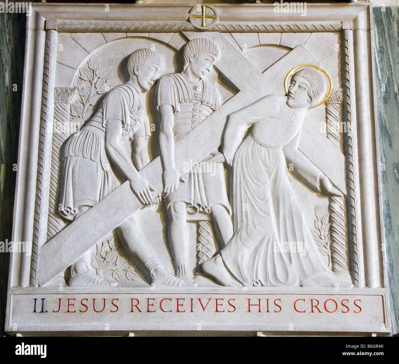 Westminster Cathedral, London, Großbritannien. Jesus Erhält Sein Kreuz, eine der Kreuzwegstationen (II), die der Bildhauer Eric Gill 1918 geschnitzt hat Stockfoto