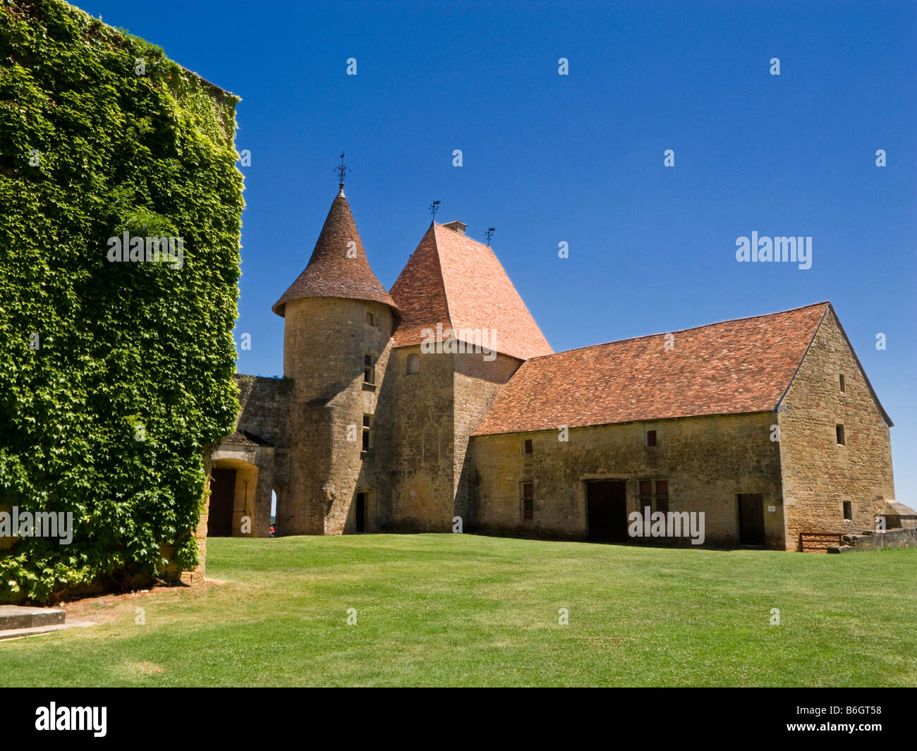 Alte Gebäude im Hof des Chateau de Biron Dordogne Frankreich Europa Stockfoto