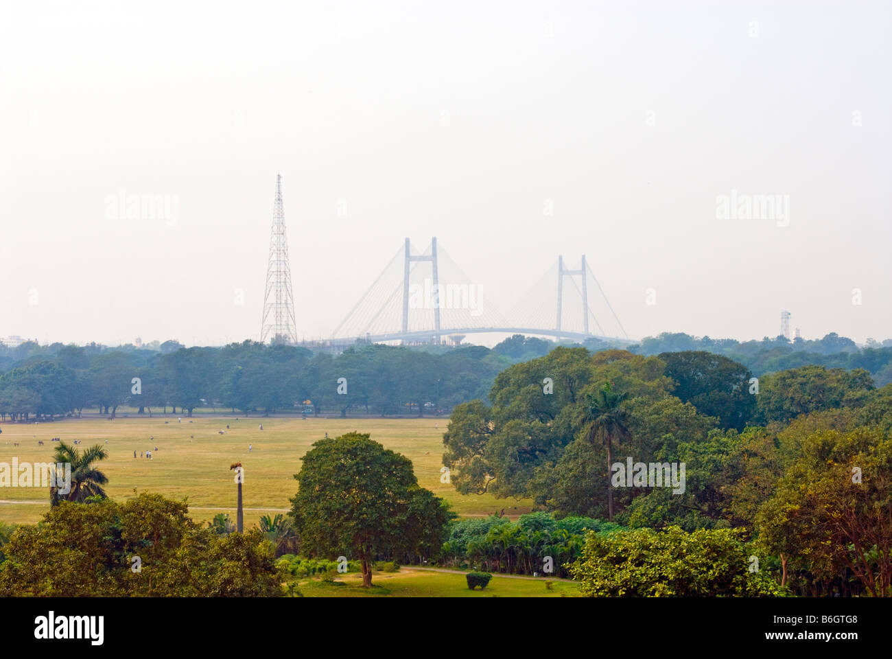 Maidain, Kolkata, mit der Vidyasagar Setu-Brücke in der Ferne Stockfoto