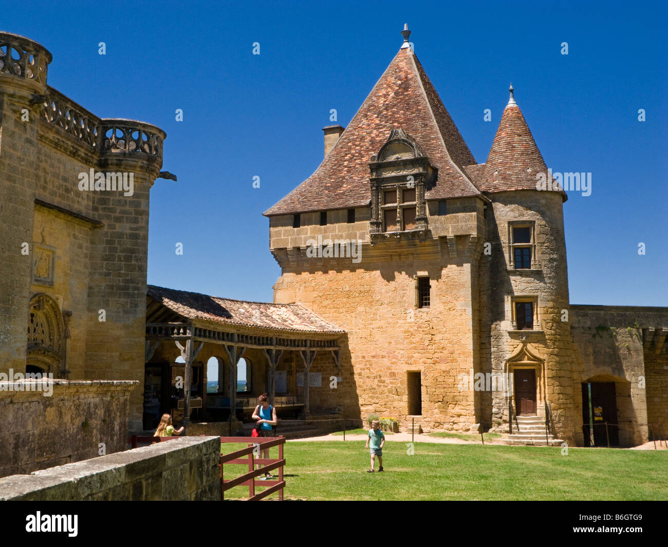 Wachhaus im Hof am Chateau de Biron, Dordogne, Frankreich, Europa Stockfoto