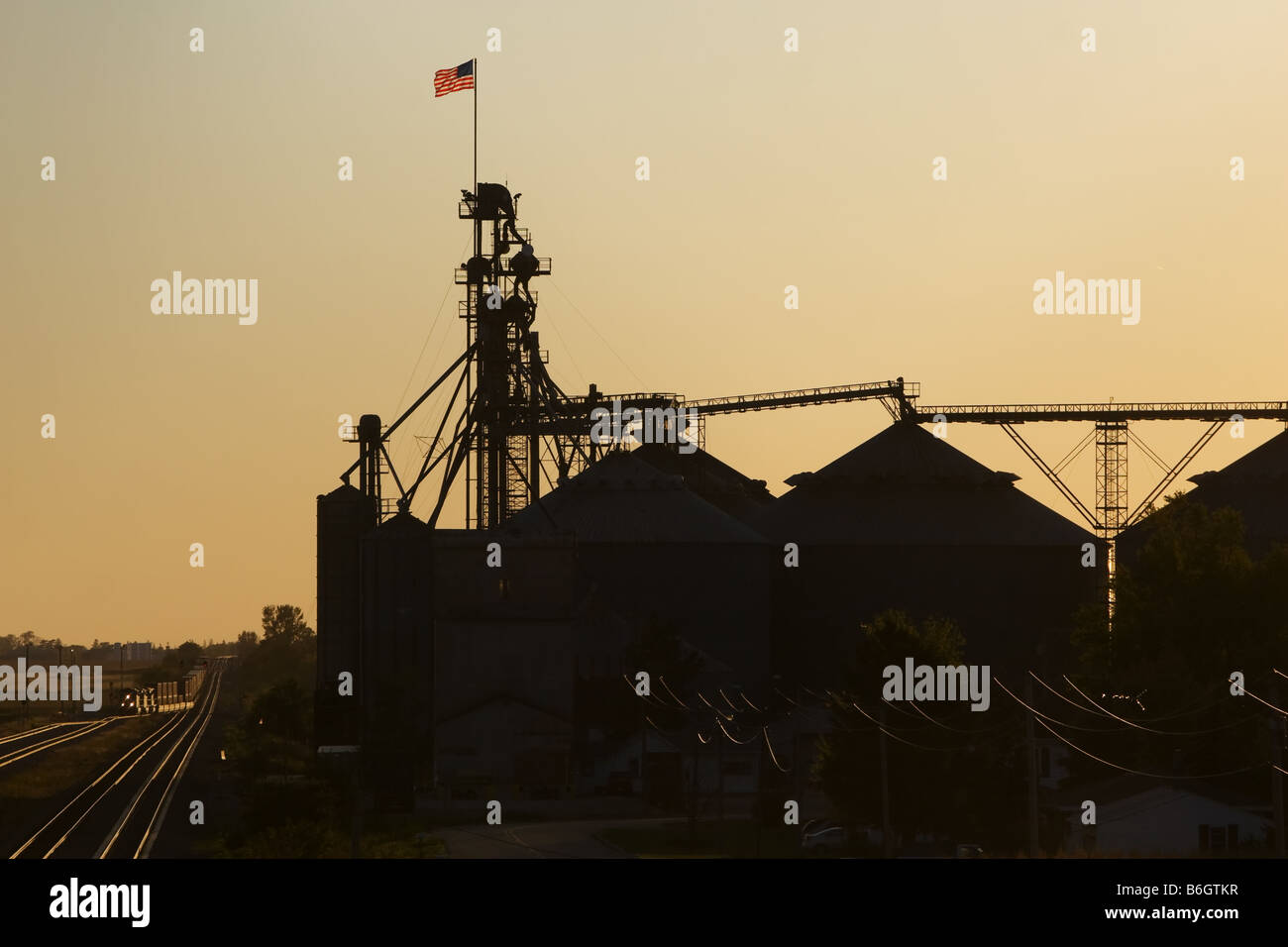 Eine große Getreidesilo steht vor einem Sonnenuntergang Himmel auf den Prärien des nördlichen Illinois. Stockfoto