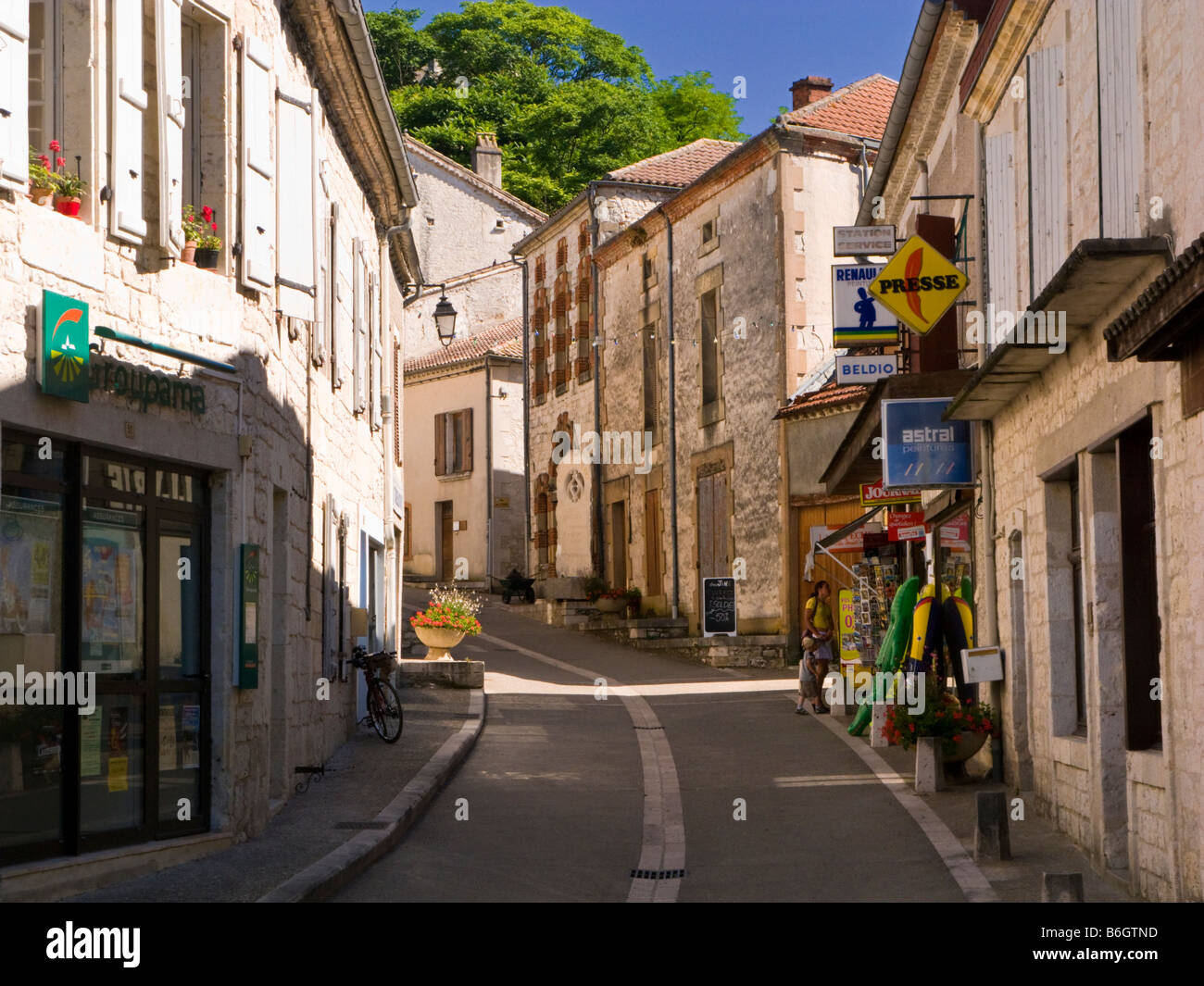 Tarn et Garonne, Frankreich - Straße mit kleinem Tabac-Geschäft in der mittelalterlichen Stadt Montaigu de Quercy Stockfoto