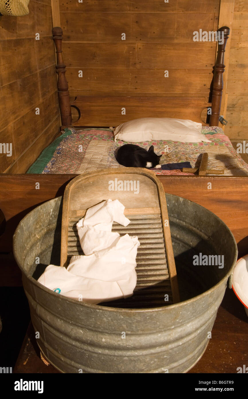 Wash tub am Fußende des Bettes in einer Pionier Cabin, von Bill Lea/Dembinsky Foto Assoc Stockfoto