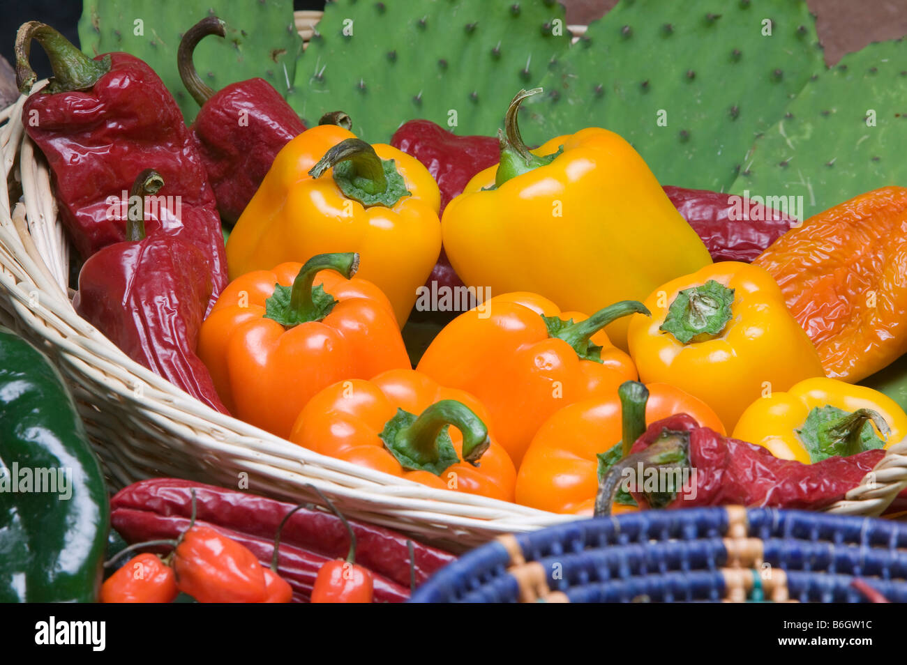 Süße Paprika und rote Chilies Stockfoto