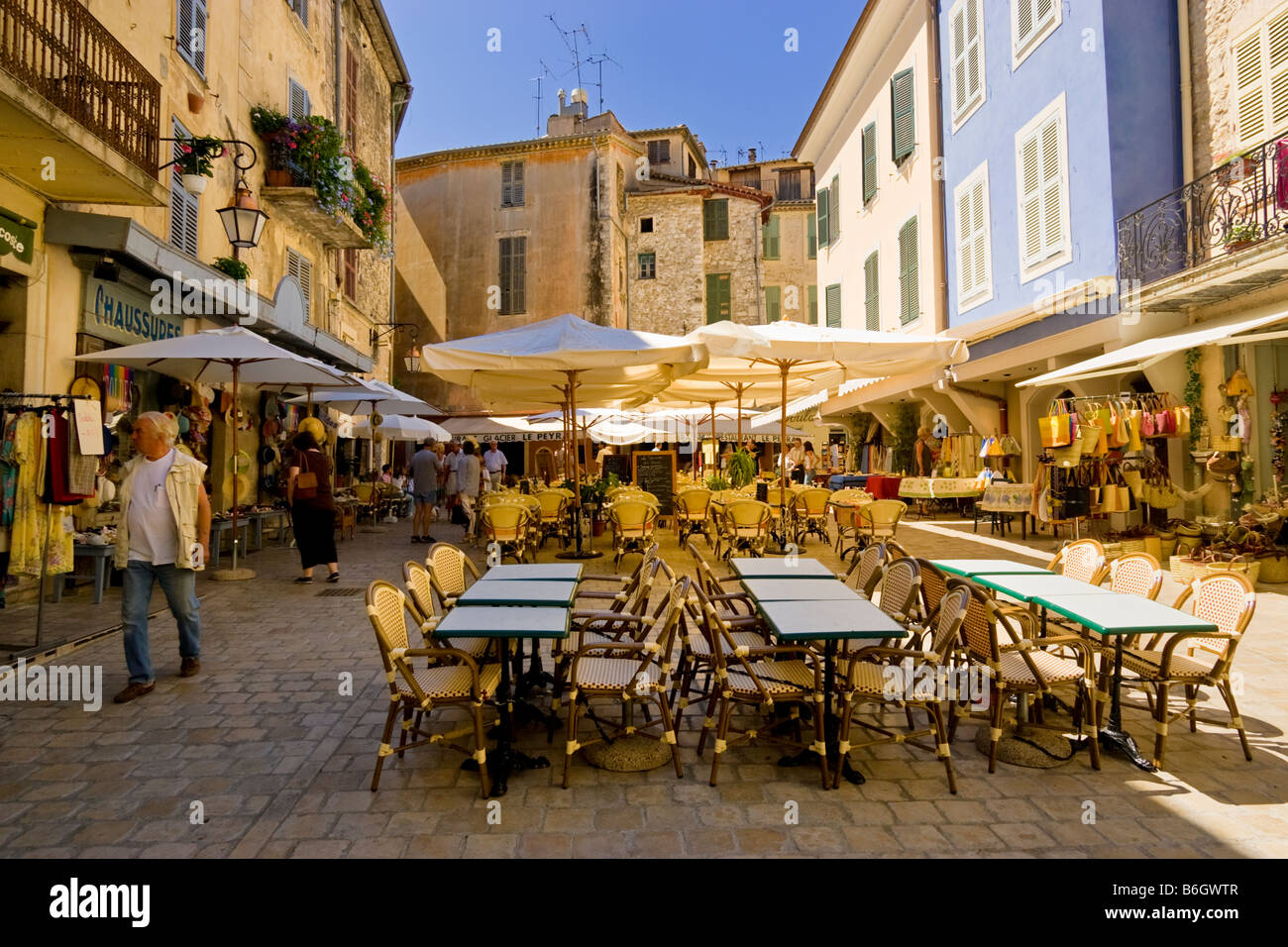 Vence, Cote D'Azur, Provence, Südfrankreich Altstadt Marktplatz mit Cafe Bar in der Provence, Frankreich Stockfoto