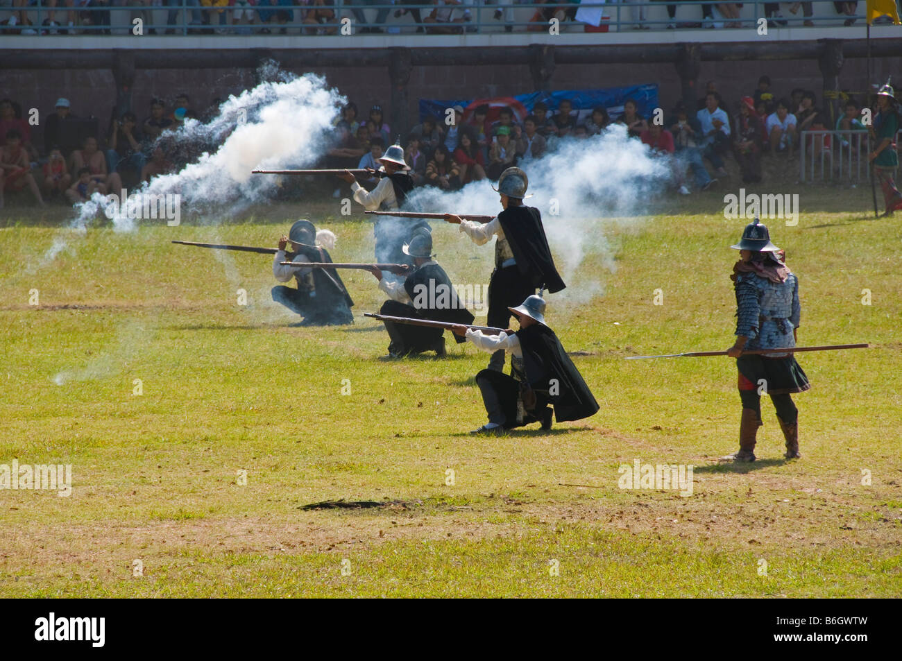 Scharfschützen schießen während Scheingefecht am Surin Elephant Festival in Thailand Stockfoto