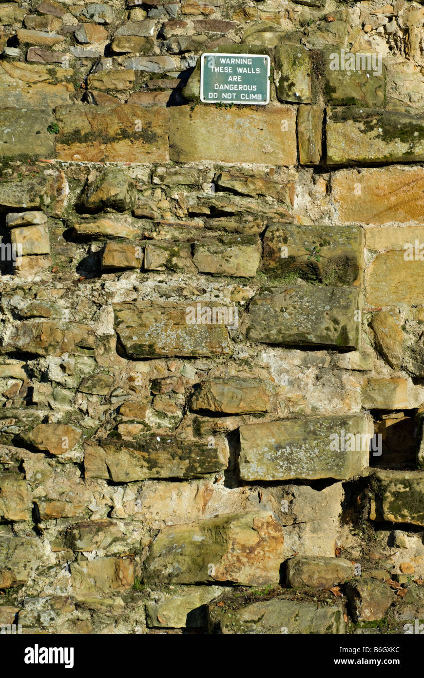 Nahaufnahme des Mauerwerks an den umliegenden Wänden der Burg Tonbridge, Kent, England. Stockfoto