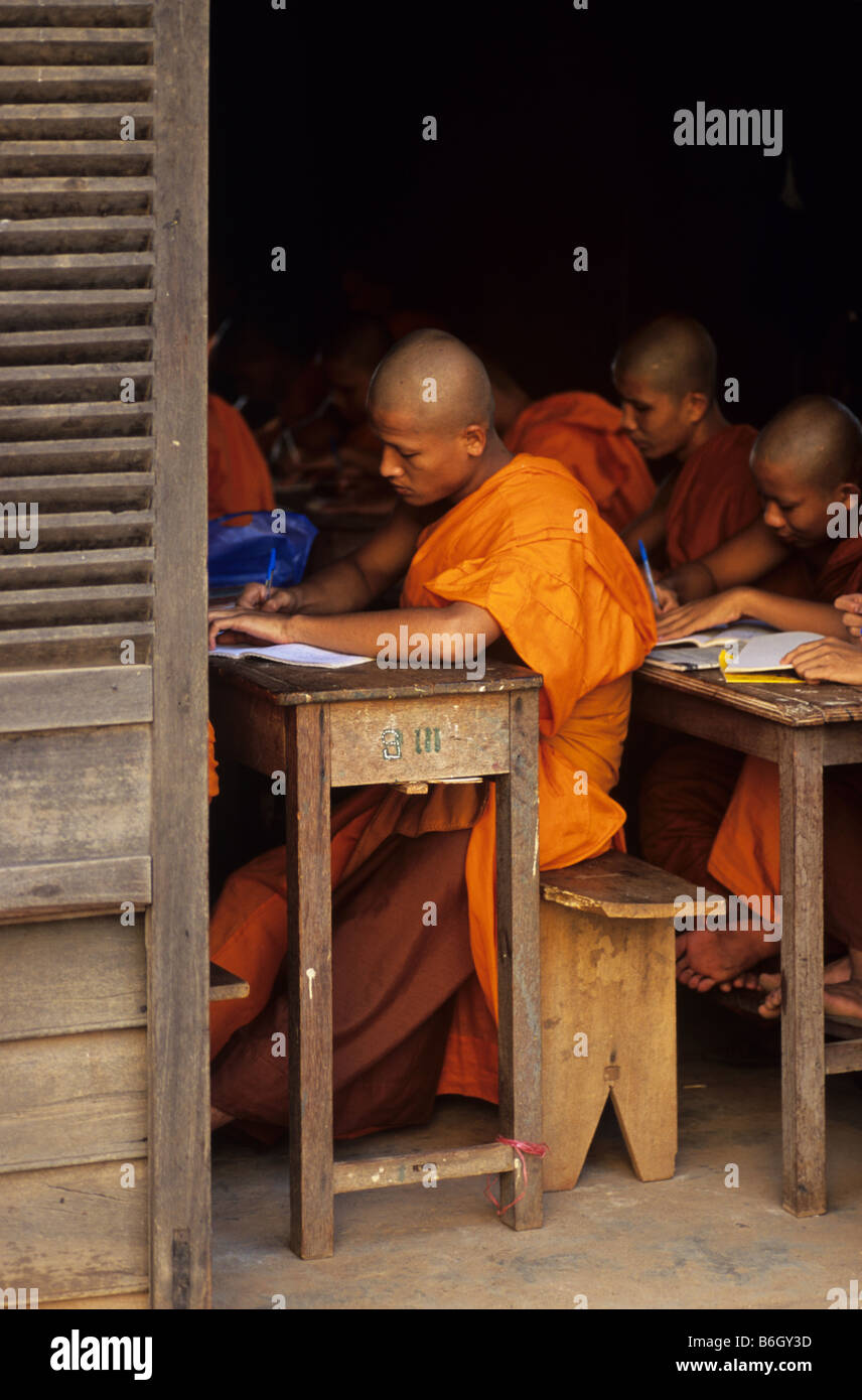 Ein junger Mönch Buddhismuskunde an einer Klosterschule - Song gymnasiale Oberstufe, Wat Luang, Pakse, Süden von Laos Stockfoto