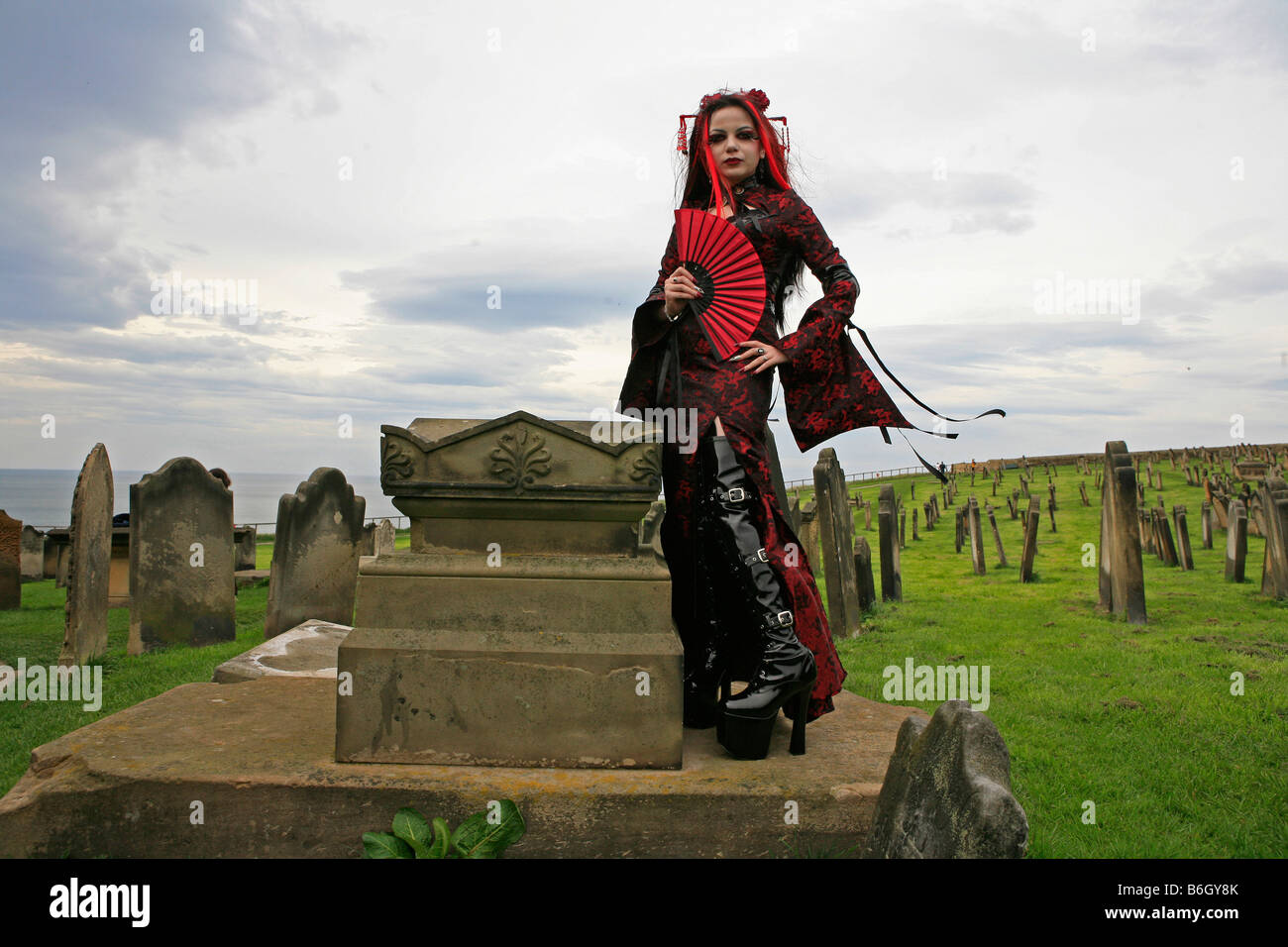 Whitby Goten Festival. Ein Gothic-Mädchen auf dem Friedhof anhalten. Tausende von Goten aus ganz Europa versammeln sich die Goten Festival Stockfoto