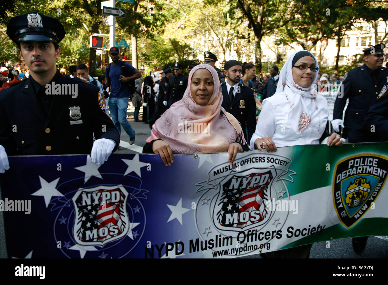 2008 American Muslim Day Parade und Festival auf der Madison Avenue in New York City.  Muslimische Polizisten in die Parade. Stockfoto