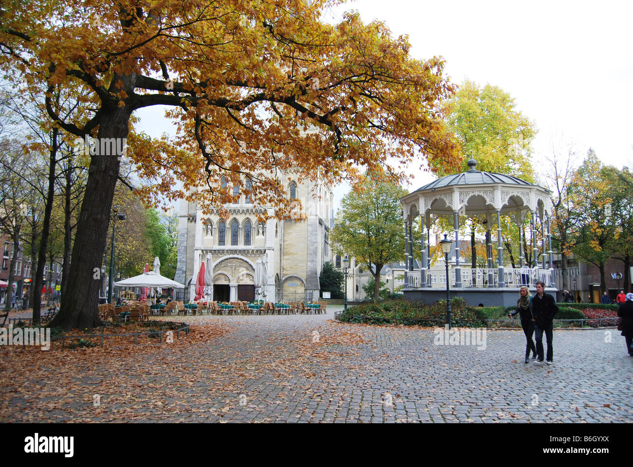 Munsterplein mit charakteristischen Musikpavillon im Herbst Roermond Limburg Niederlande Stockfoto