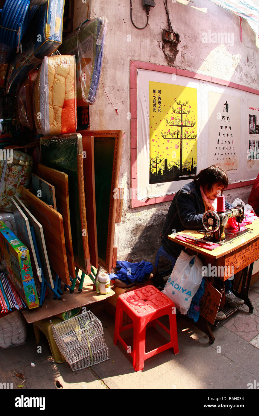 Harte Arbeit Schneiderin arbeitet auf Nebenstraßen in China Stockfoto