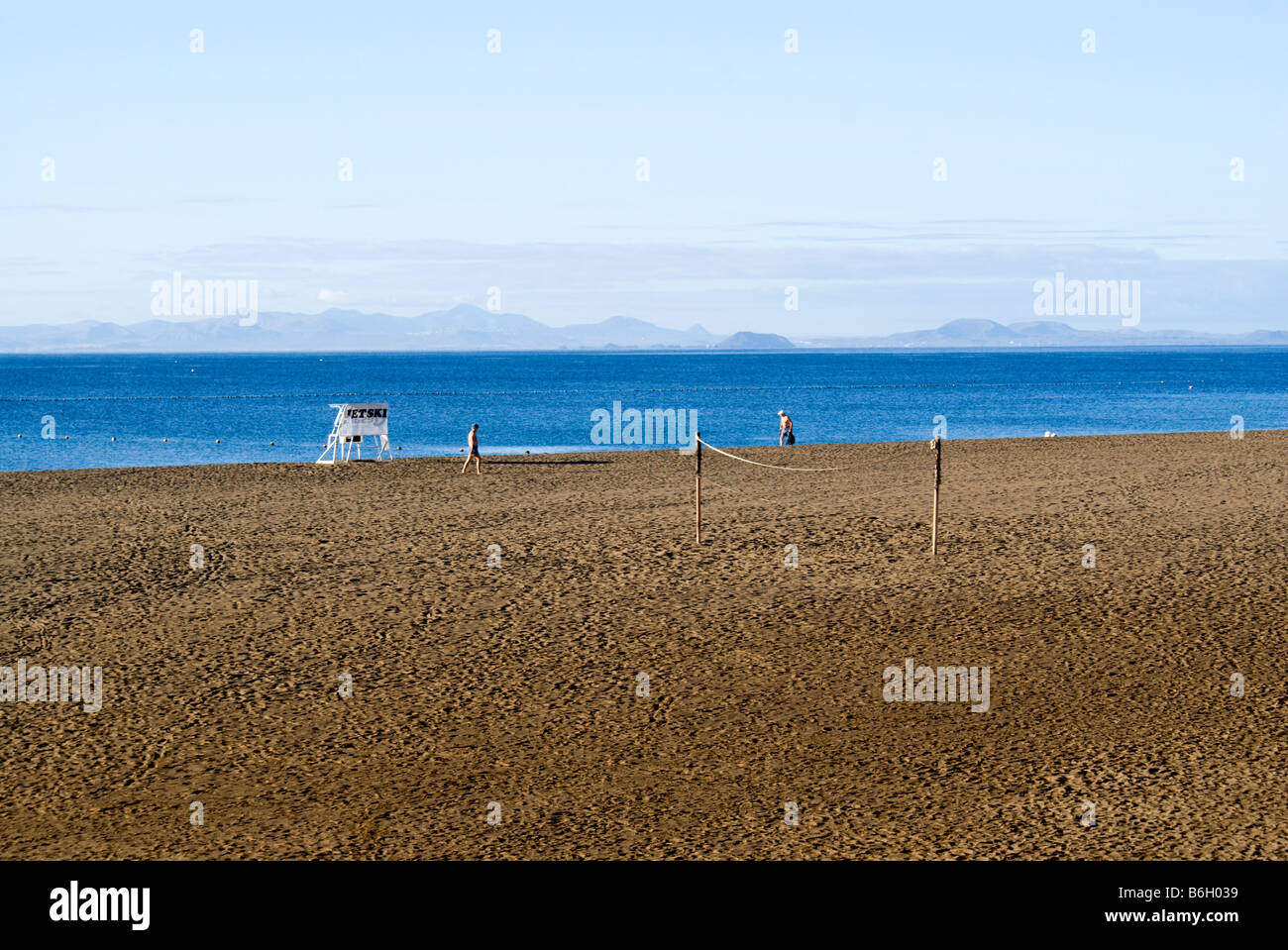 Playa Grande Strand Beach-Volleyball Netz mit der Insel Fuerteventura-Puerto del Carmen-Lanzarote-Kanarische Inseln-Spanien Stockfoto