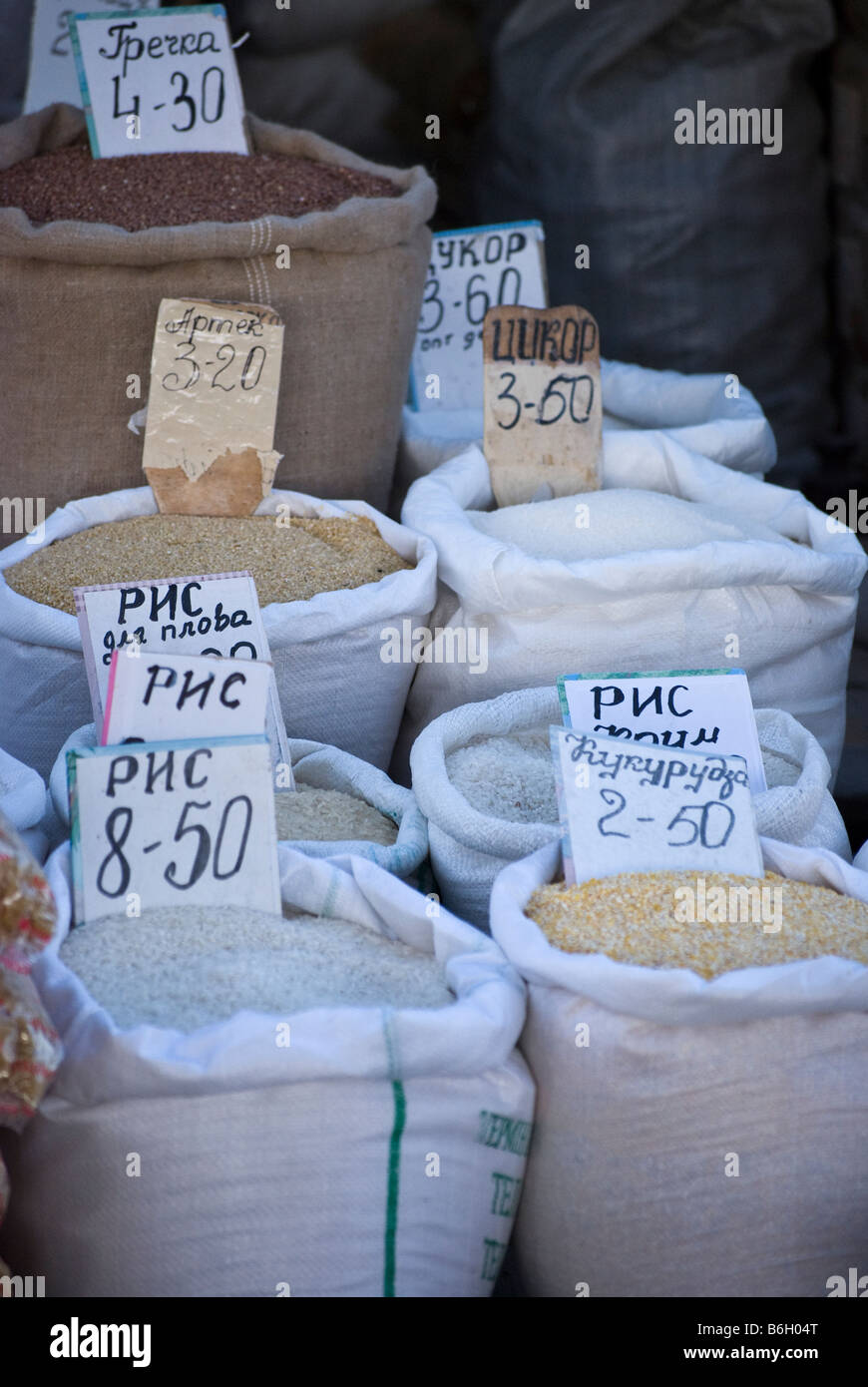 Reis-Mais-Mehl und andere Produkte in Taschen auf einem Straßenmarkt in Khmelnytsky Ukraine Stockfoto