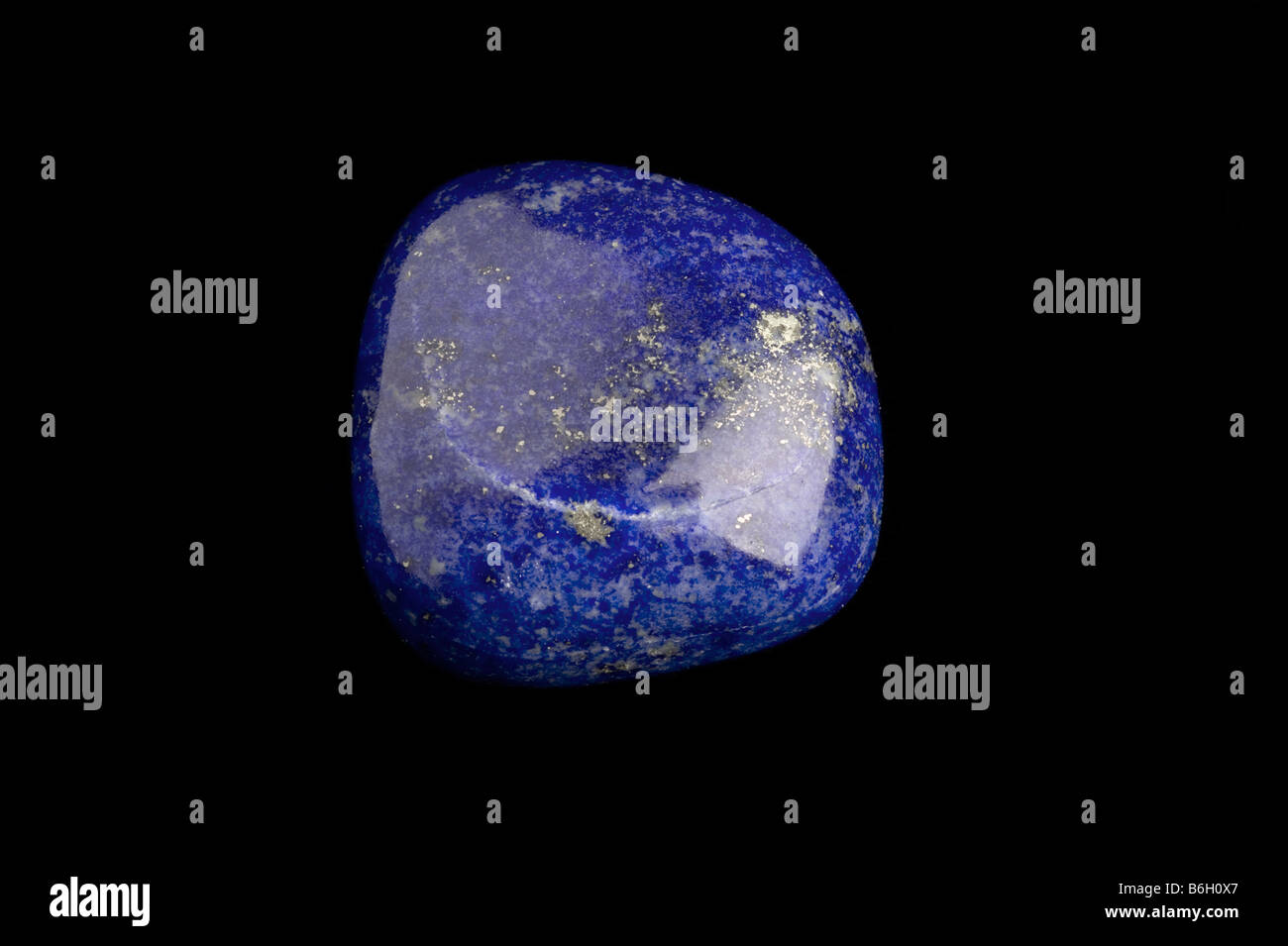 Lapis Lazuli polierten mineralischen Muster auf schwarzem Hintergrund Stockfoto