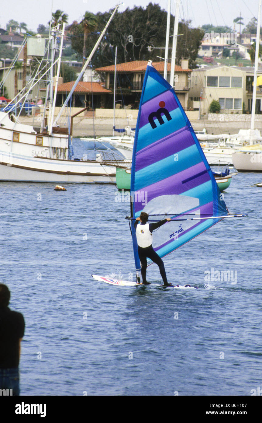 Windsurfer gleitet über das glatte Wasser Newport Bay, Kalifornien und Umgebung: Stockfoto