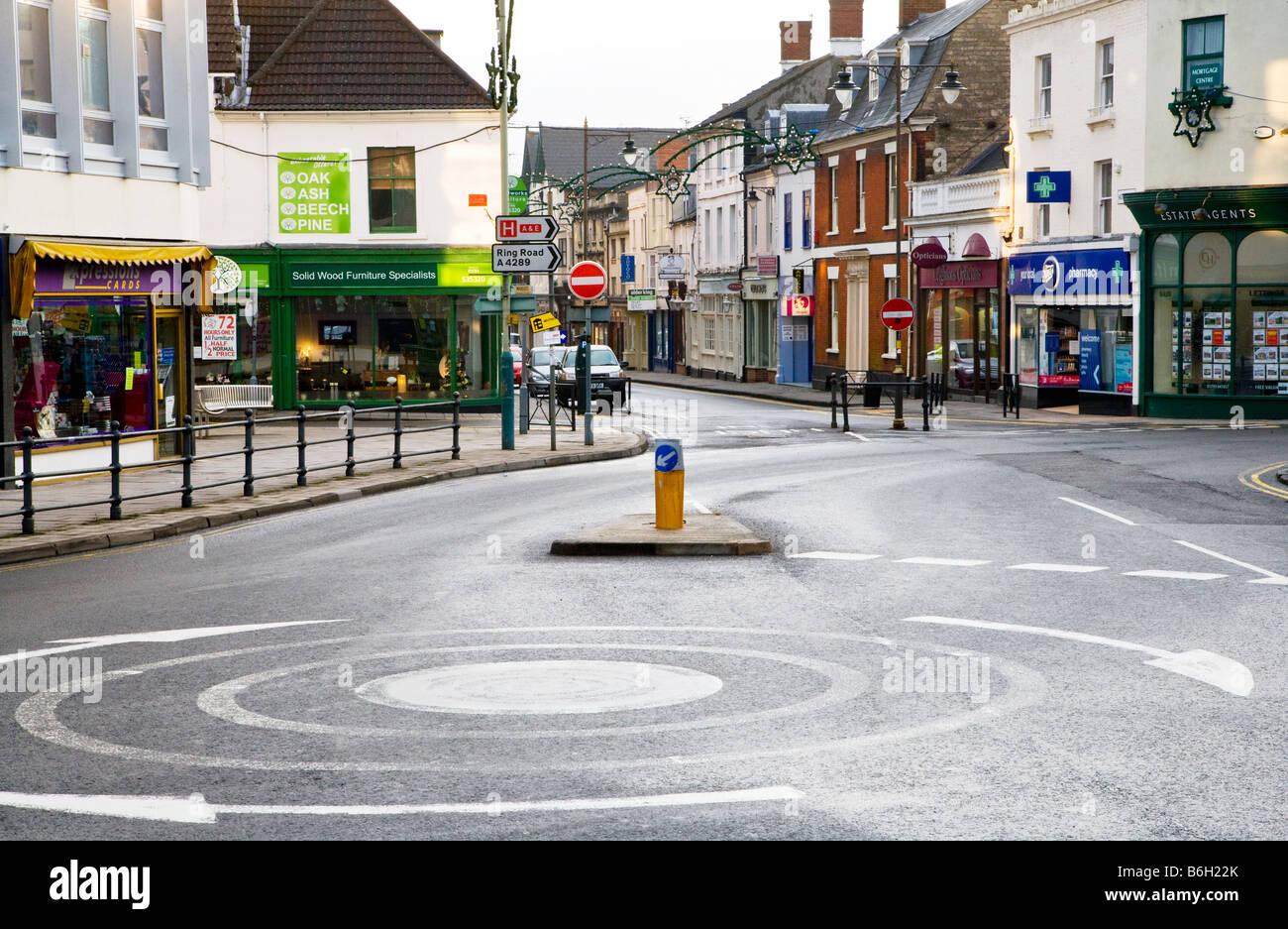 Mini-Kreisverkehr an der Kreuzung der Bath Road, Devizes Straße und Victoria Road in Old Town, Swindon, Wiltshire, England, UK Stockfoto