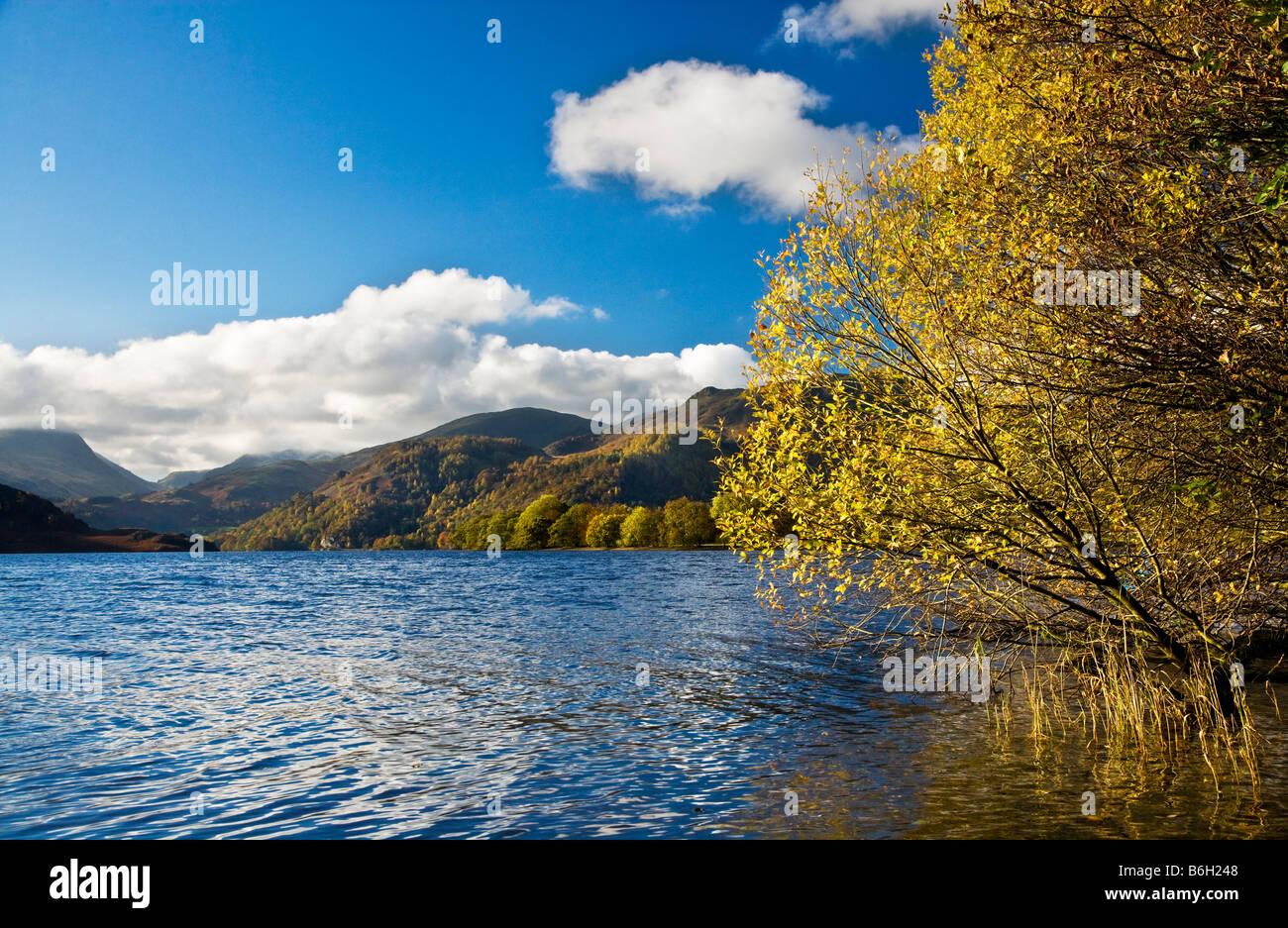 Einen sonnigen Herbsttag am Ufer des Ullswater im Lake District National Park Cumbria England UK Stockfoto