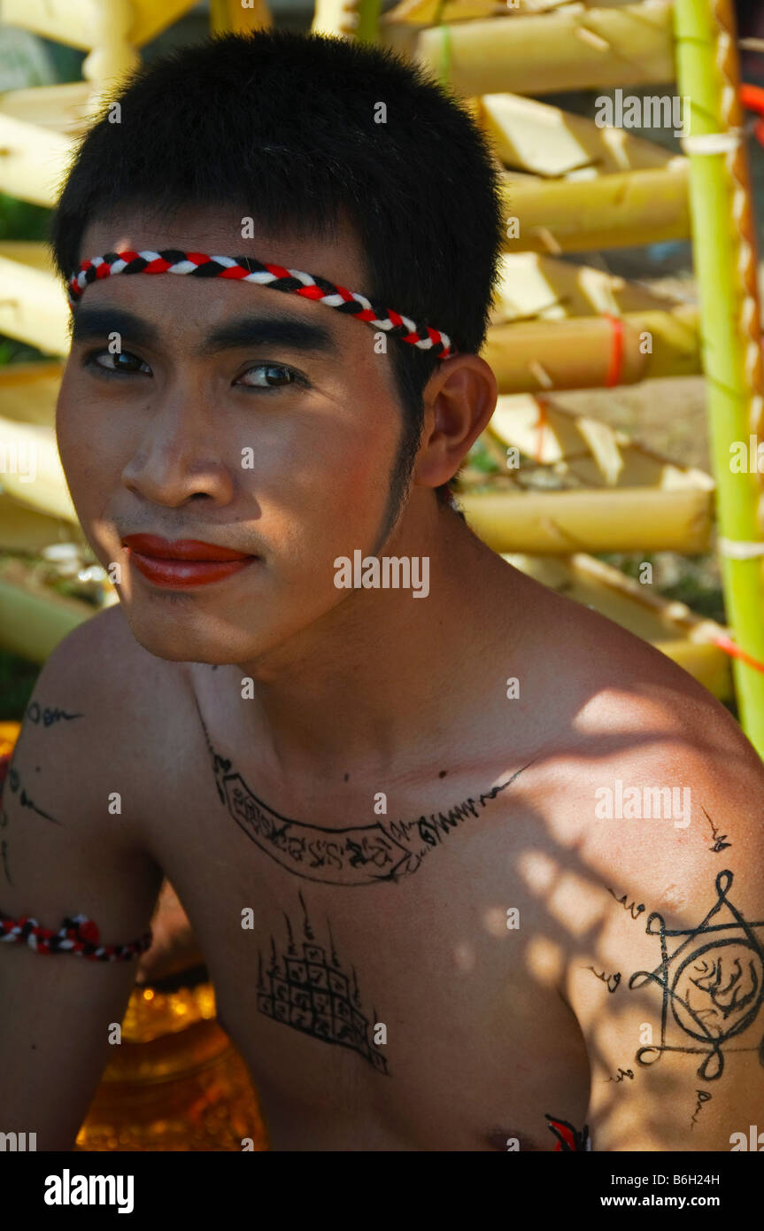 hübscher Junge Performer bei den Surin Elephant Festival in Thailand Stockfoto