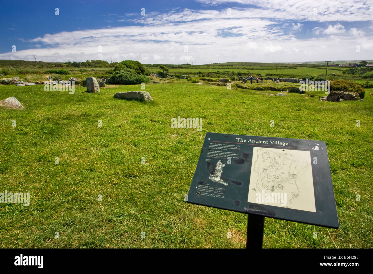 Ein English Heritage-Hinweisschild am Carn Euny Eisenzeitdorf auf der Penwith Halbinsel, in der Nähe von Sancreed in Cornwall, Großbritannien Stockfoto