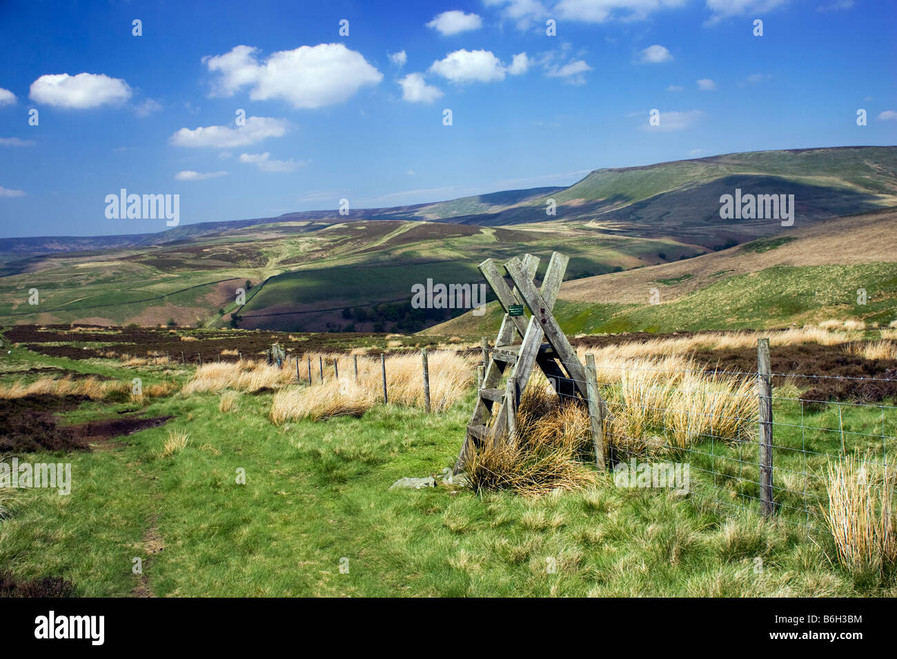 "Stanage Edge" Wanderweg mit hölzernen Stil Leiter führt zu "Der Pennine Way", "Peak District" Derbyshire England UK Stockfoto