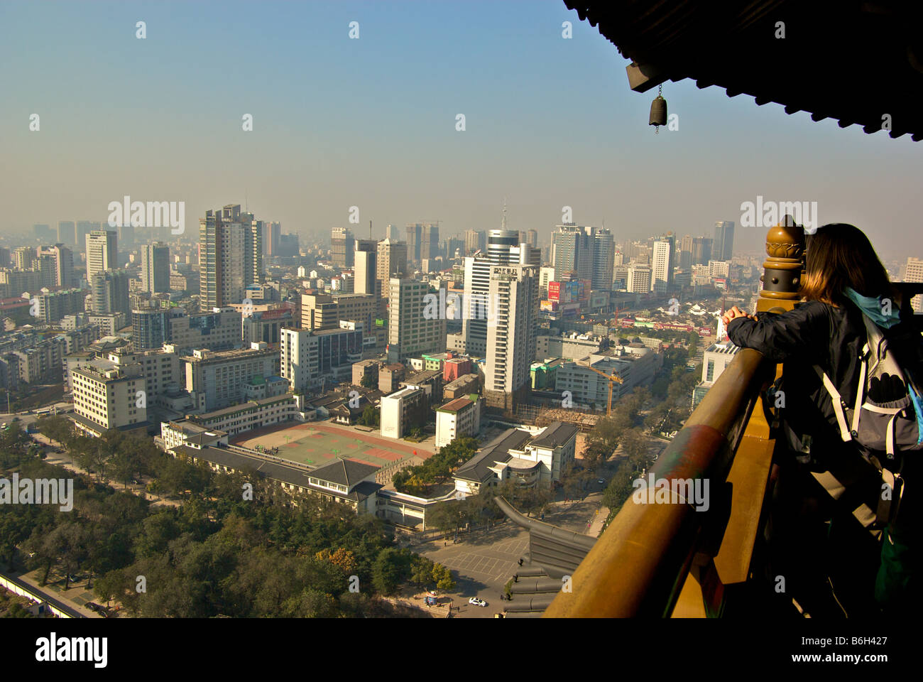 Besucher Blick auf smoggy Stadt von Aussichtsplattform auf 154 Meter Tianning Pagoda höchste in der Welt Stockfoto