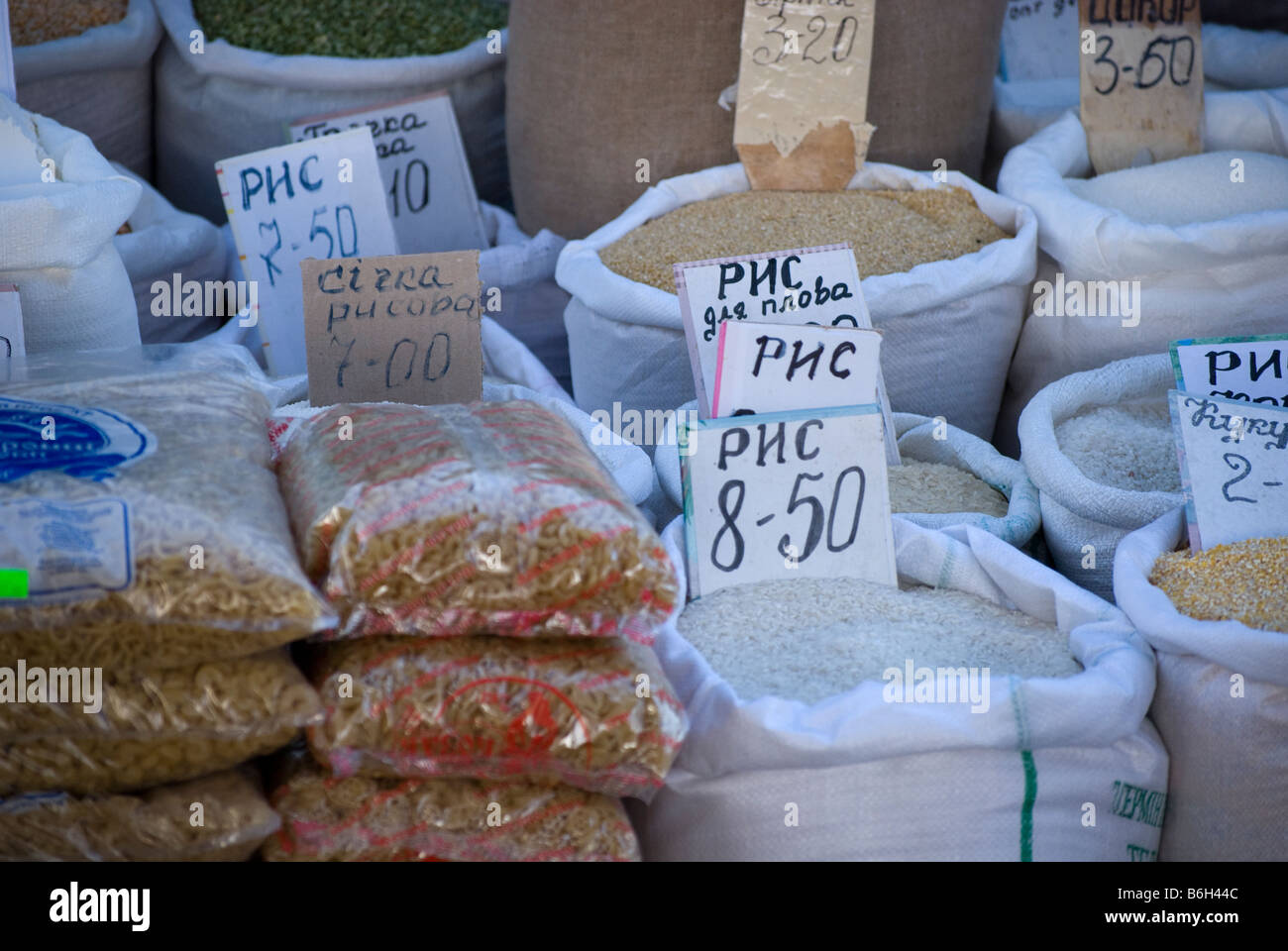 Reis-Mais-Mehl und andere Produkte in Taschen auf einem Straßenmarkt in Khmelnytsky Ukraine Stockfoto
