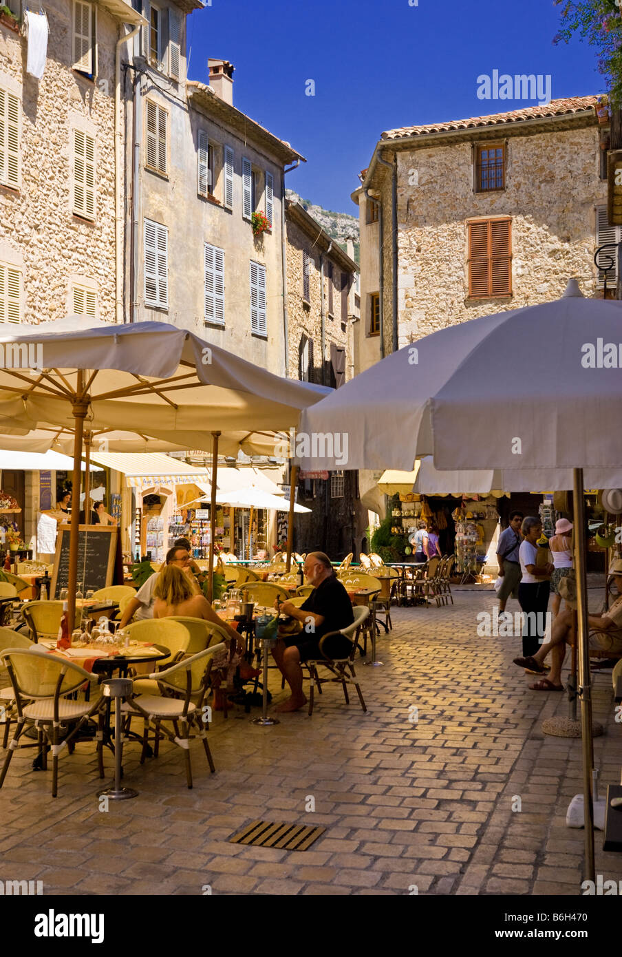 Französische Café Bar Restaurants auf dem Platz in der Altstadt von Vence, Cote D'Azur, Provence, Frankreich, Südfrankreich Stockfoto