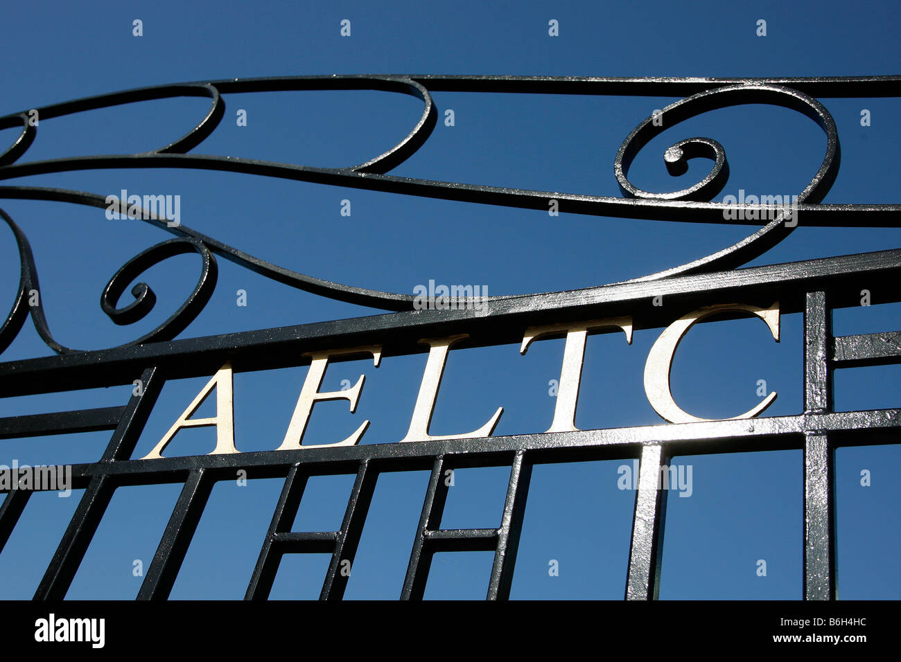 Ein AELTC Schild am Eingangstor zum Garten an der Wimbledon Tennis Championships 2008 Stockfoto