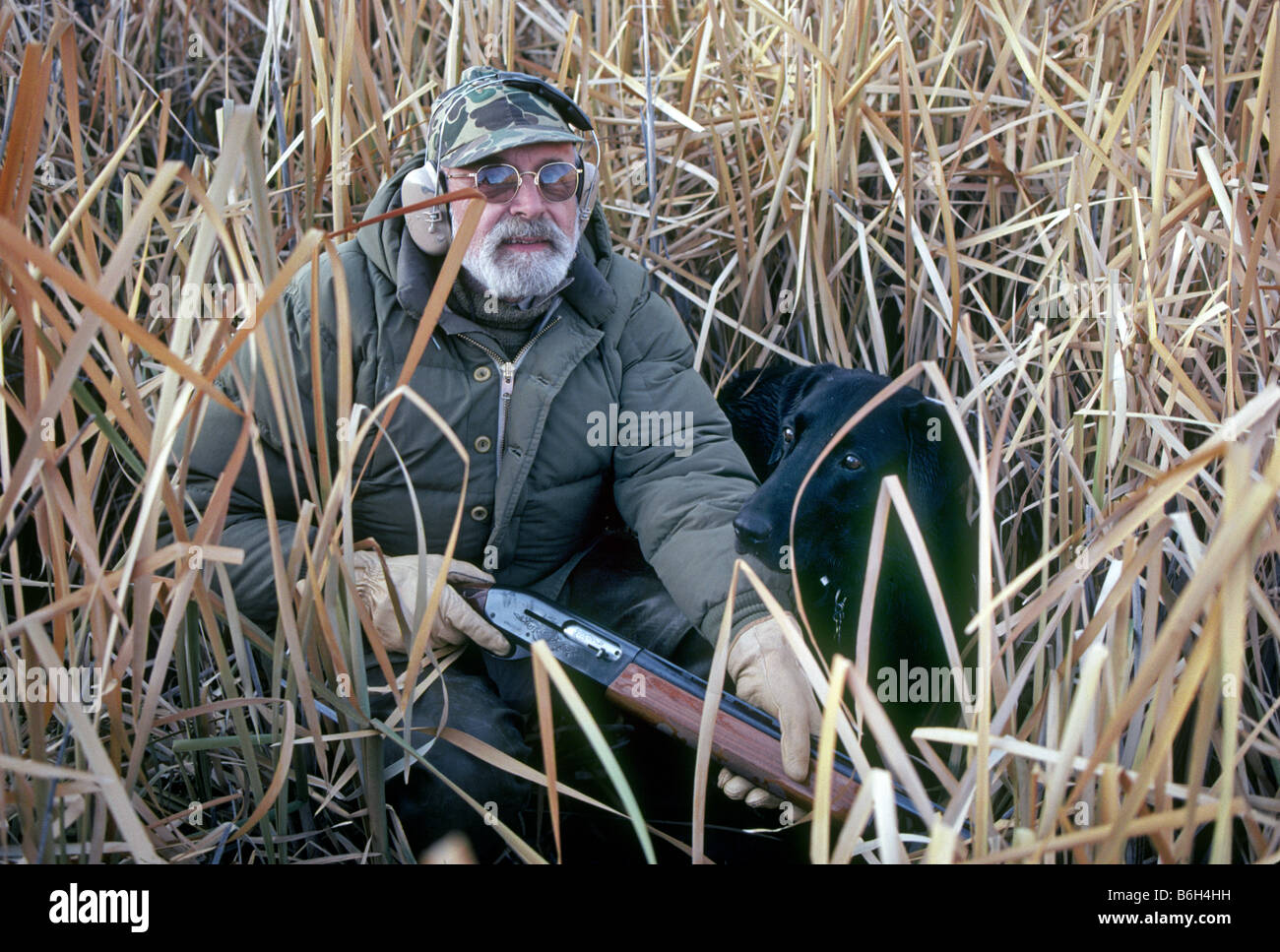 Mysterium Schriftsteller Donald Hamilton Autor Matt Helm Mystery-Bücher und seinem schwarzen Labrador Hund Ricky, San Juan River, New Mexico. Stockfoto