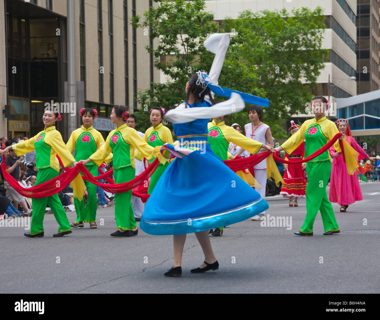 Chinesische Gruppe in Kostüm Calgary Stampede Parade Alberta Kanada Stockfoto