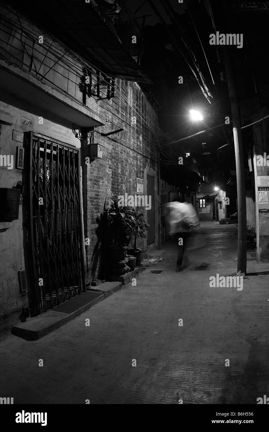 Leere Gasse Straße Ziegel Wohn Straßenlaterne Nachtmensch entlang einer der vielen Nachbarschaft Wohnstraßen Seite Stockfoto