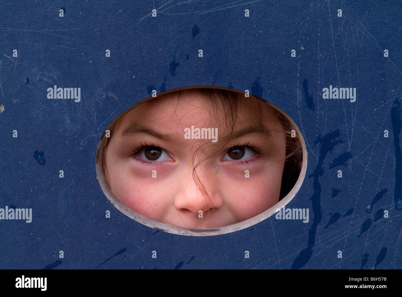 Ein Kind durch ein oval Stockfoto