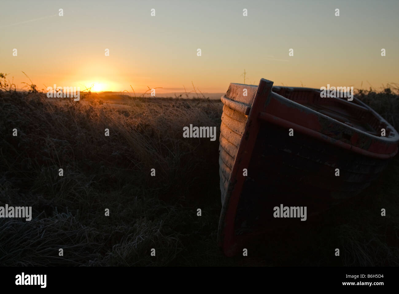 Boot gegen einen frostigen Sonnenaufgang Stockfoto