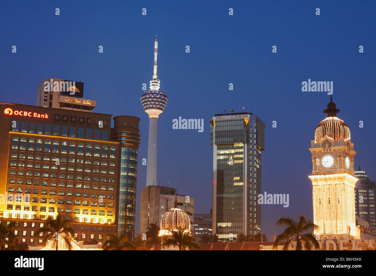 Aussicht auf KL Tower vom Merdeka Square in der Abenddämmerung, Kuala Lumpur Stockfoto